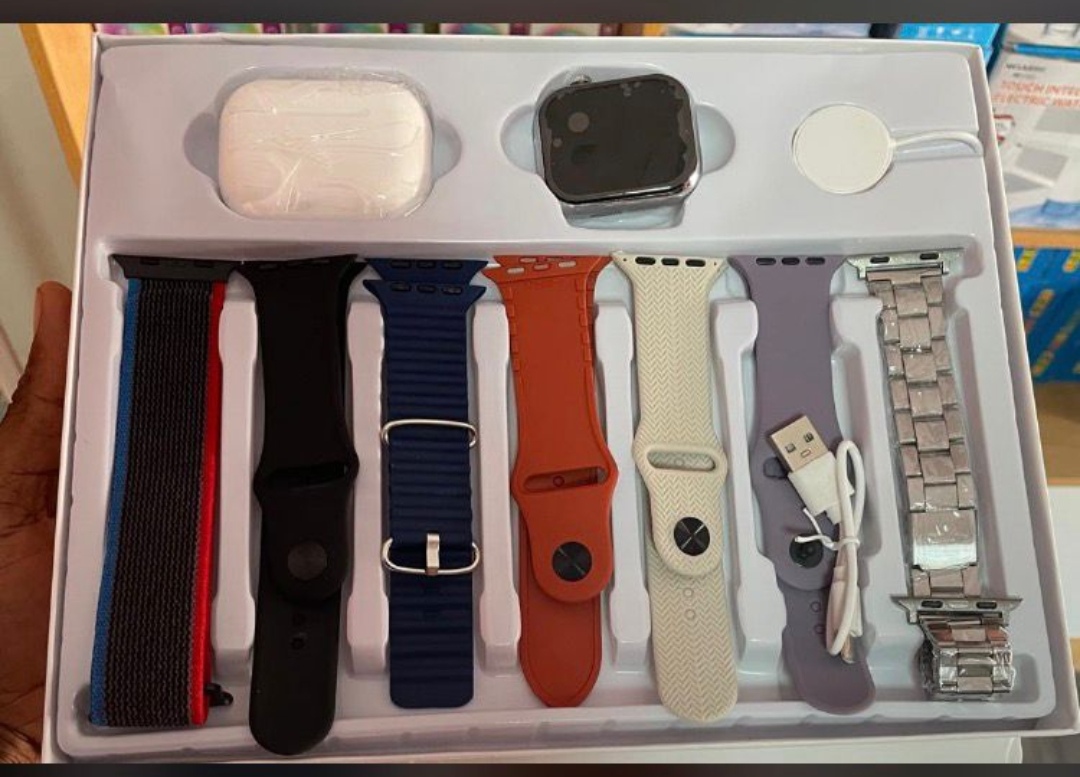 Smart watch avec 7 bracelets et un airpods